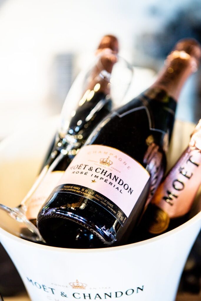 Seau et bouteilles de champagne Moët et Chandon