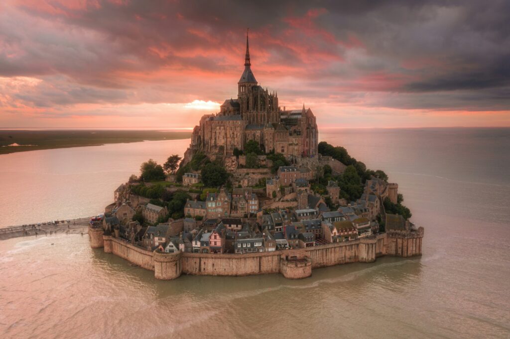 Mont-Saint-Michel : Vue sur le Mont et la baie à marée haute