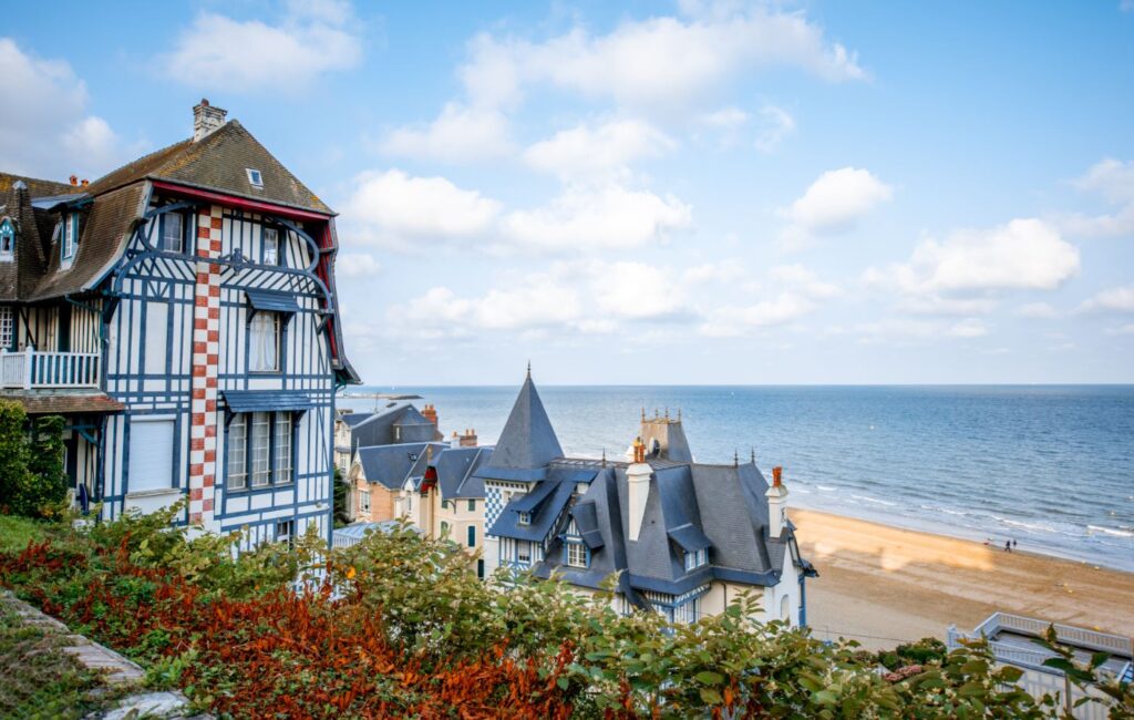 Deauville vue sur les maisons et la plage